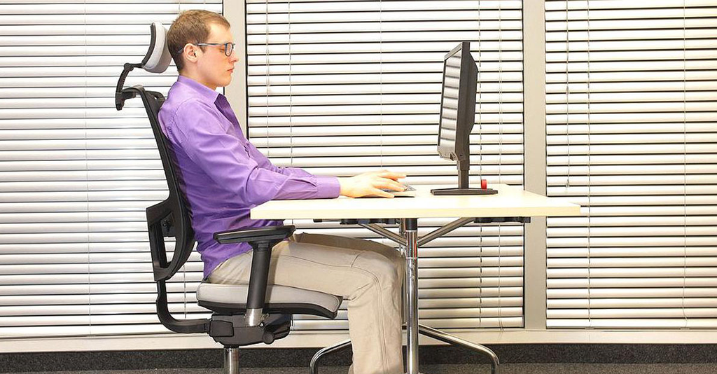 9 conseils ergonomiques pour synchroniser votre poste de travail et votre chaise de bureau